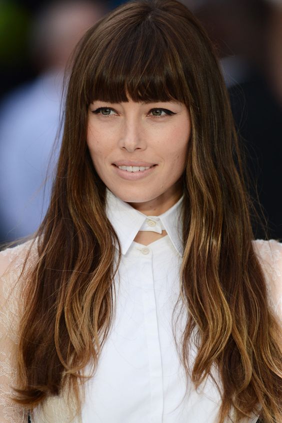 Jessica Biel flequillo recto pelo largo