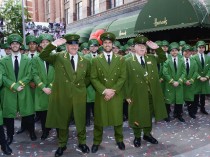 Harrods inaugura sus rebajas de verano bailando
