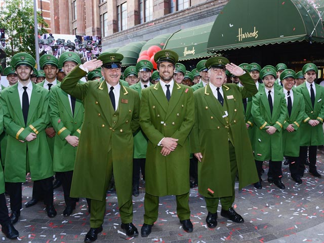 Harrods inaugura sus rebajas de verano bailando