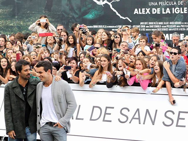 Hugo Silva y Mario Casas enloquecen el Zinemaldia